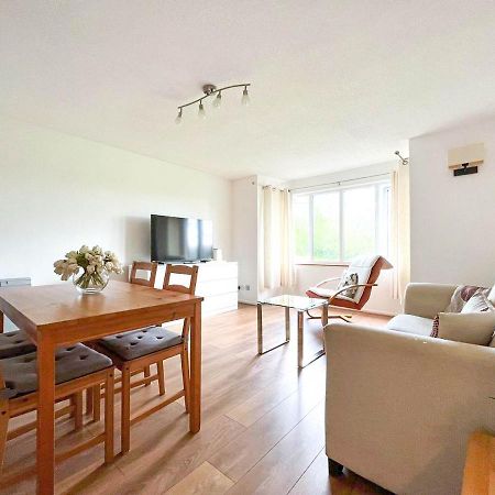 Lovely 2 Bedroom Flat With Free Parking, Great Transport Links To Central London, The Excel Centre, Canary Wharf And The O2! 외부 사진