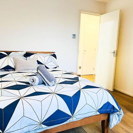 Lovely 2 Bedroom Flat With Free Parking, Great Transport Links To Central London, The Excel Centre, Canary Wharf And The O2! 외부 사진