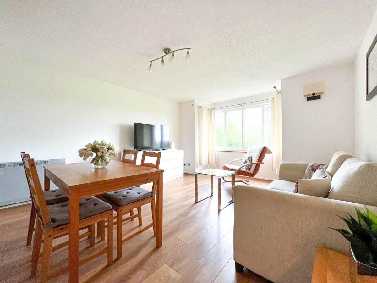 Lovely 2 Bedroom Flat With Free Parking, Great Transport Links To Central London, The Excel Centre, Canary Wharf And The O2! 외부 사진