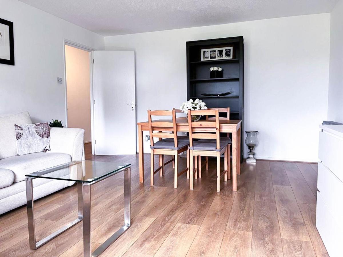 Lovely 2 Bedroom Flat With Free Parking, Great Transport Links To Central London, The Excel Centre, Canary Wharf And The O2! 외부 사진