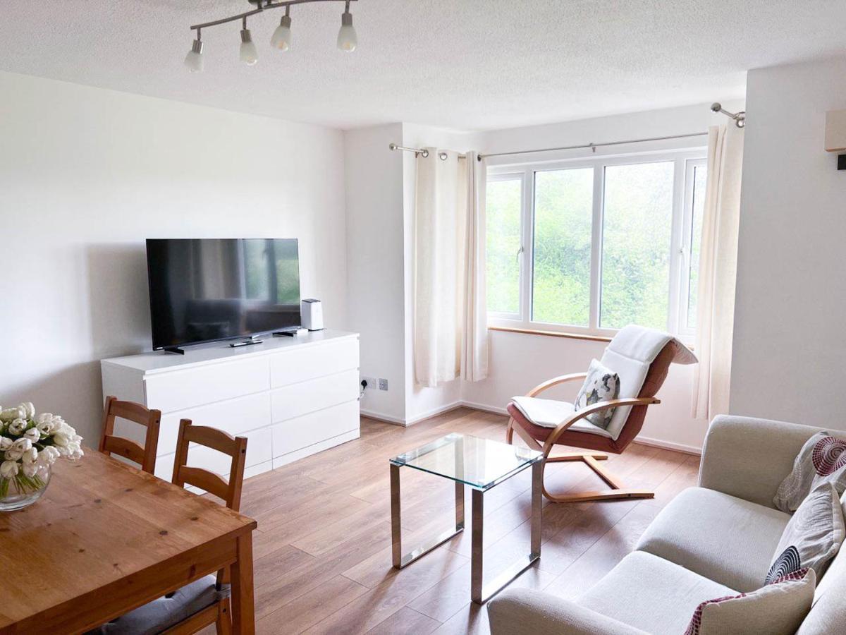 Lovely 2 Bedroom Flat With Free Parking, Great Transport Links To Central London, The Excel Centre, Canary Wharf And The O2! 외부 사진