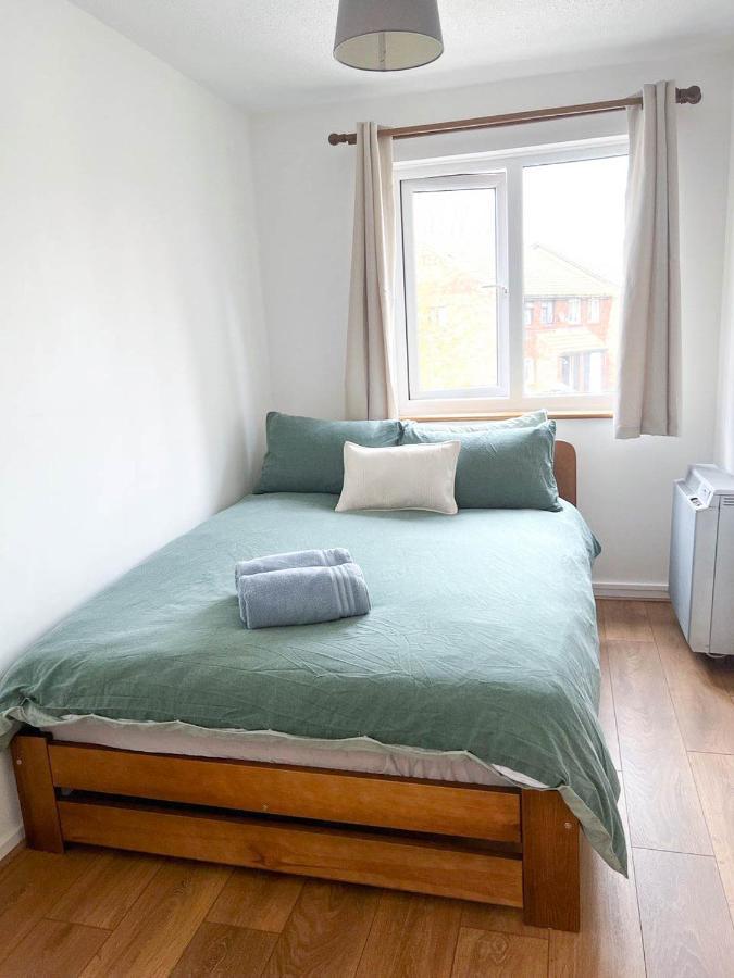 Lovely 2 Bedroom Flat With Free Parking, Great Transport Links To Central London, The Excel Centre, Canary Wharf And The O2! 외부 사진
