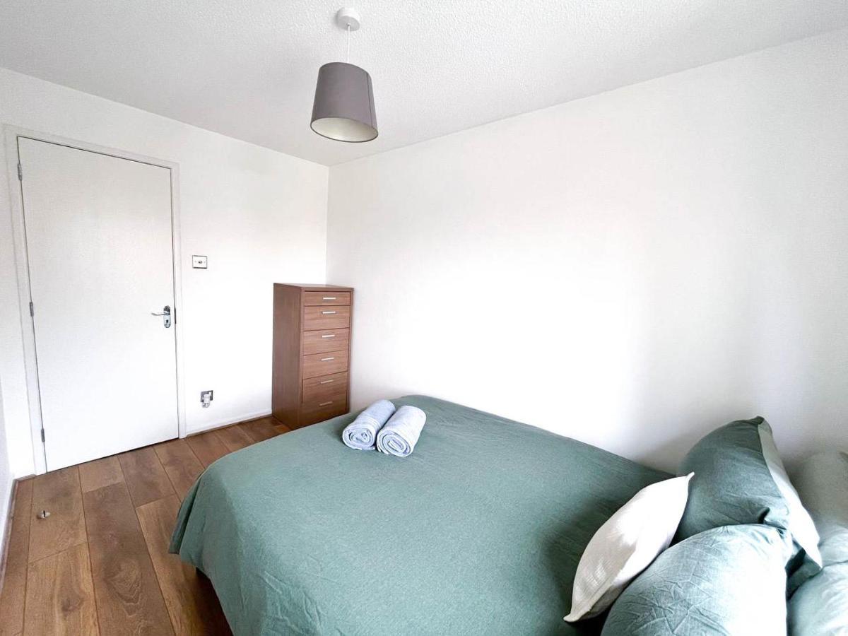 Lovely 2 Bedroom Flat With Free Parking, Great Transport Links To Central London, The Excel Centre, Canary Wharf And The O2! 외부 사진