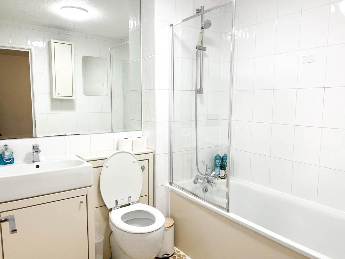 Lovely 2 Bedroom Flat With Free Parking, Great Transport Links To Central London, The Excel Centre, Canary Wharf And The O2! 외부 사진