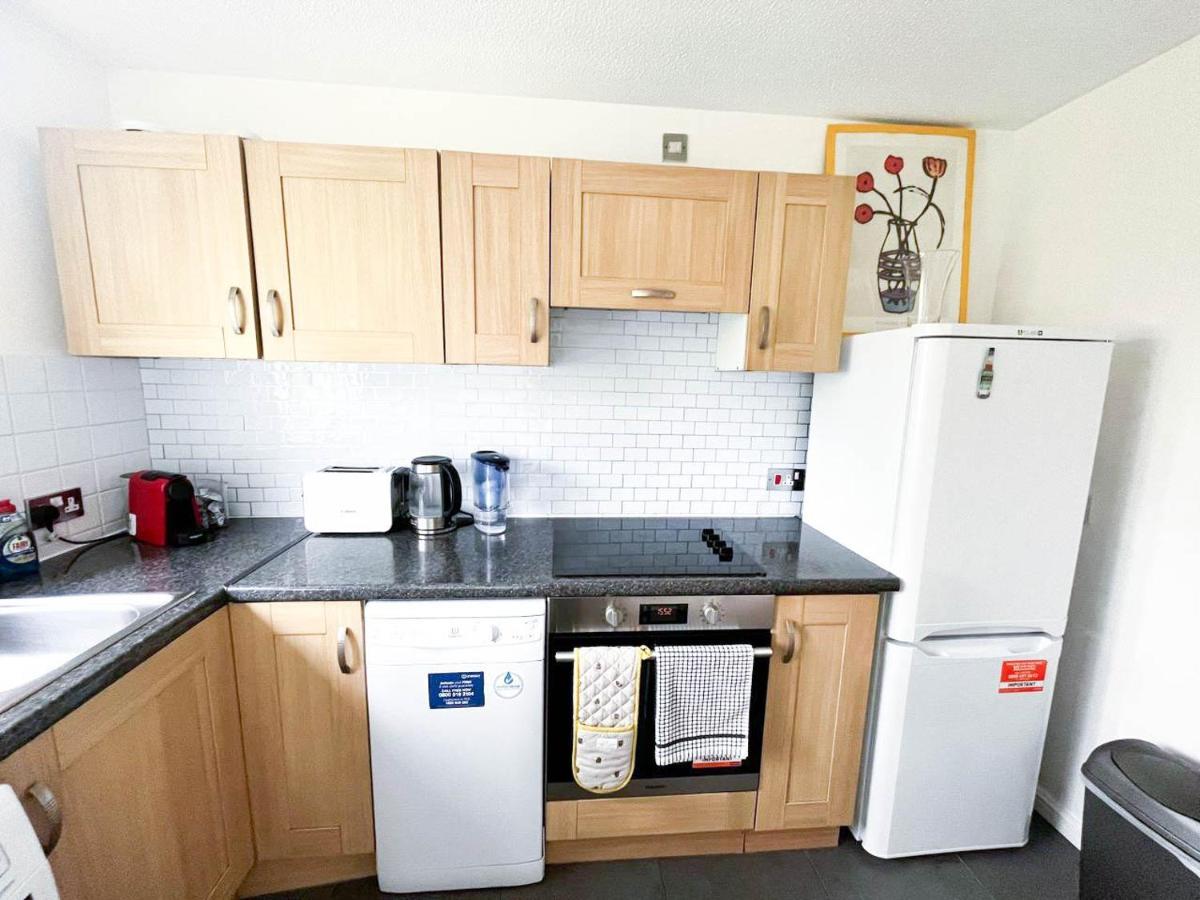 Lovely 2 Bedroom Flat With Free Parking, Great Transport Links To Central London, The Excel Centre, Canary Wharf And The O2! 외부 사진