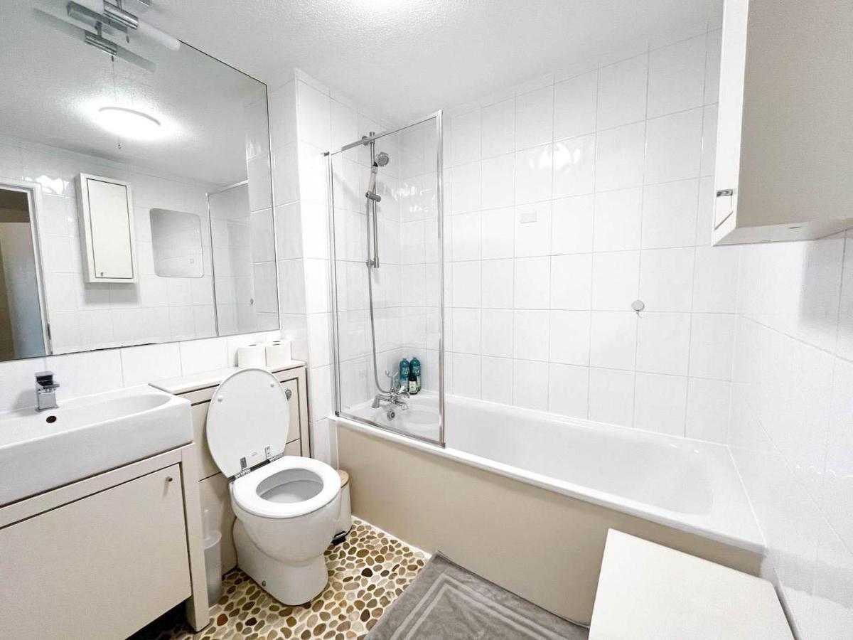 Lovely 2 Bedroom Flat With Free Parking, Great Transport Links To Central London, The Excel Centre, Canary Wharf And The O2! 외부 사진