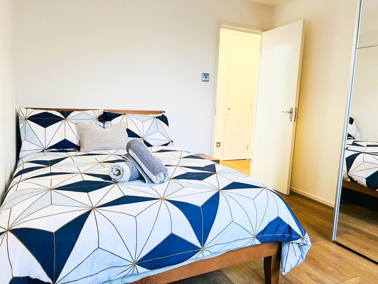 Lovely 2 Bedroom Flat With Free Parking, Great Transport Links To Central London, The Excel Centre, Canary Wharf And The O2! 외부 사진