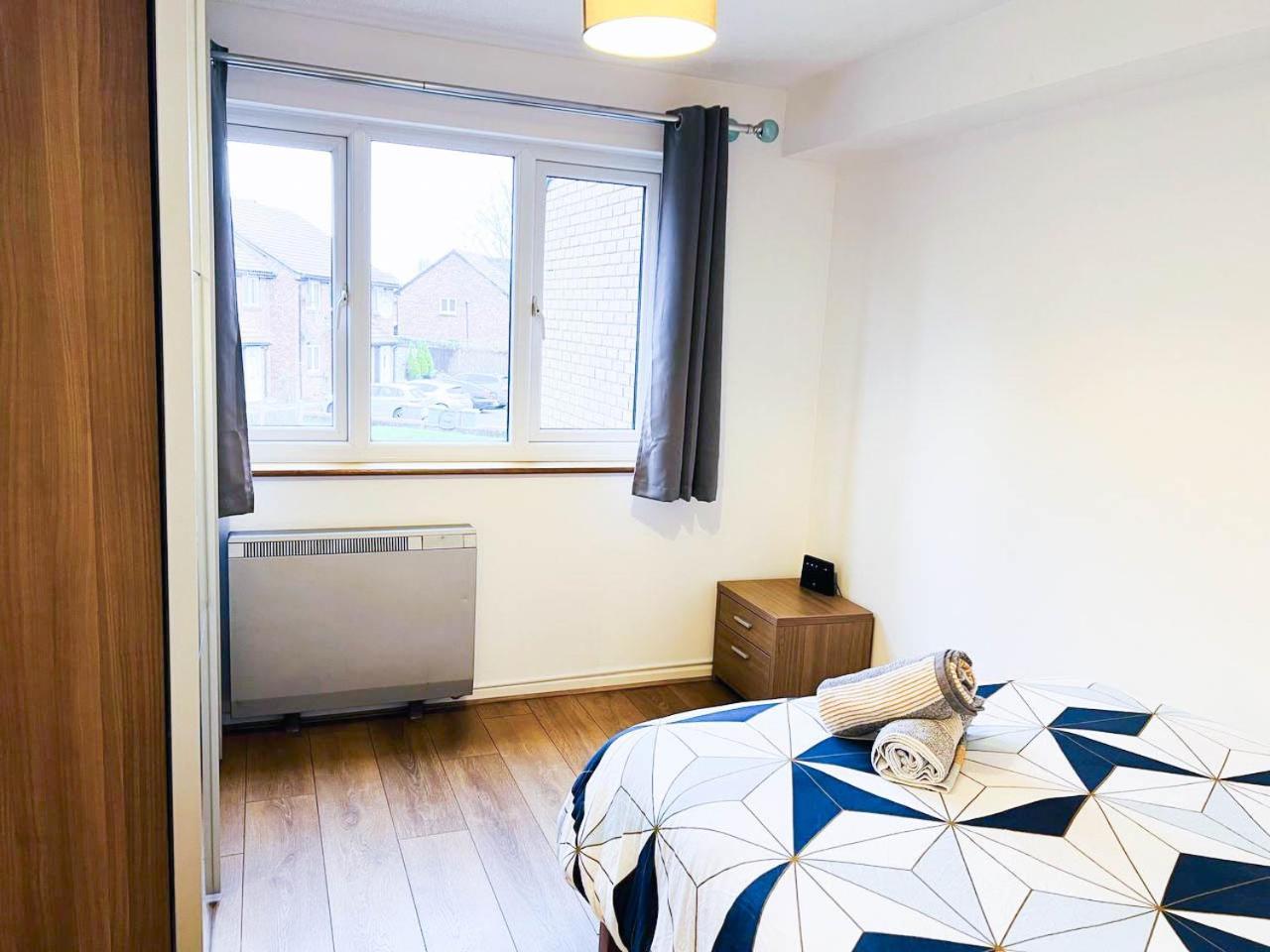 Lovely 2 Bedroom Flat With Free Parking, Great Transport Links To Central London, The Excel Centre, Canary Wharf And The O2! 외부 사진